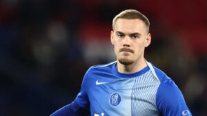 Filip Jörgensen varmer op for Chelsea.