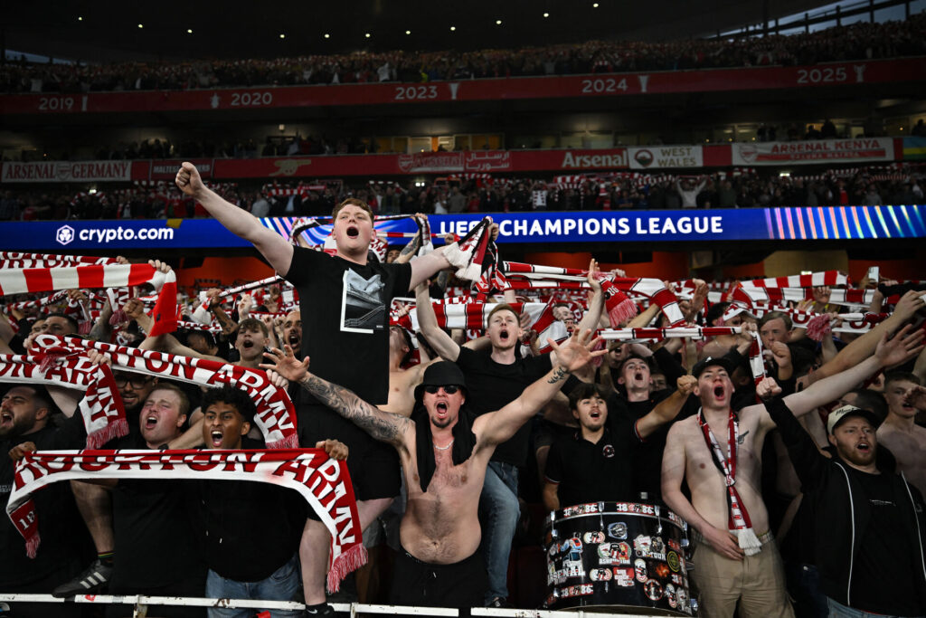 Arsenals fans mod Atletico Madrid.
