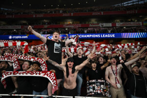 Arsenals fans mod Atletico Madrid.
