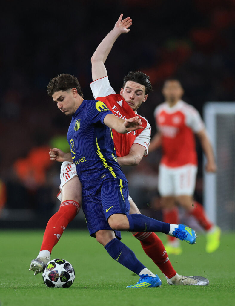Julian Alvarez i duel med Declan Rice i Champons League