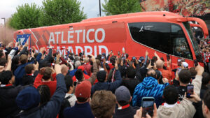 Atletico Madrids holdbus