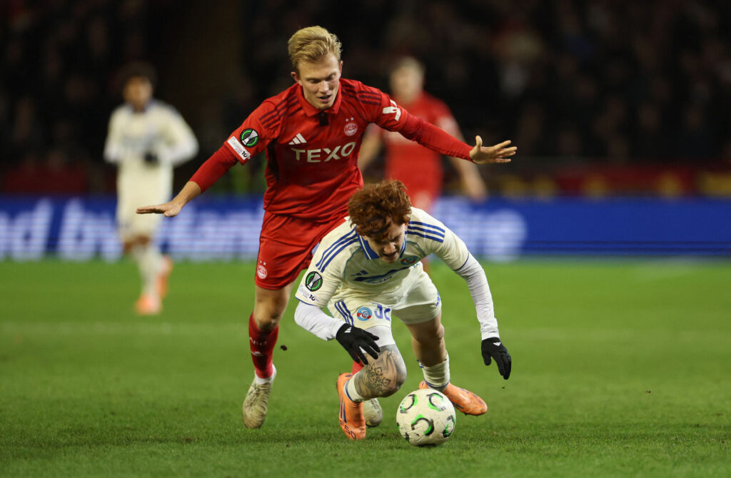 Alexander Jensen i kamp for Aberdeen.