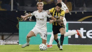 Alexander Jensen skærmer bolden fra Athen-spiller.