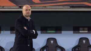 Miguel Ángel Ramírez går på sidelinjen med armene over kors.