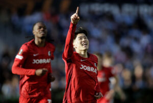 Yuito Suzuki fejrer et mål for SC Freiburg.