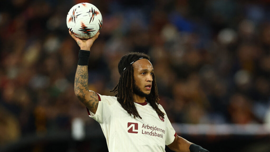 Kevin Mbabu gør sig klar til at tage indkast.