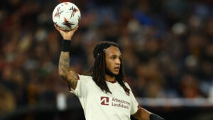 Kevin Mbabu gør sig klar til at tage indkast.
