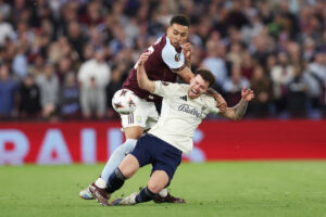 Kamp om bolden mellem Aston Villa og Nottingham Forest.