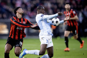 Mohamed Cherif tager bolden ned med brystet.