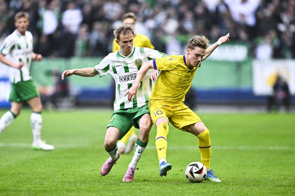 Victor Lind i duel med Jeppe Kjær.