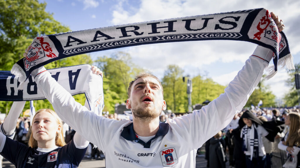 AGF-fan med halstørklæde.