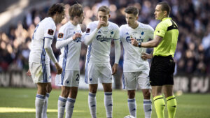 FCK-spillere snakker før et frispark.