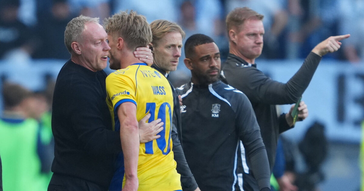 Medie: Cooper-assistent stopper i Brøndby Henrik Hansen (i midten) under torsdagens playoffkamp på Brøndby Stadion Foto: Ida Marie Odgaard/Ritzau Scanpix