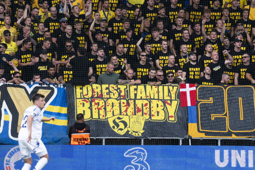 Brøndby IF-fans med tekst på trøjerne.
