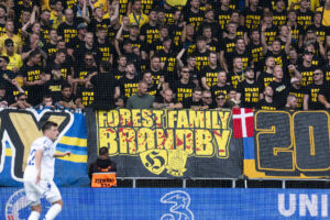 Brøndby IF-fans med tekst på trøjerne.