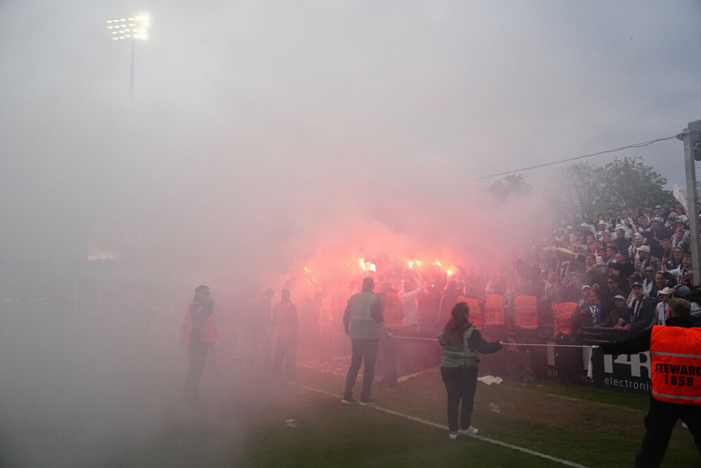 Maskerede AGF-fans med romerlys på Ceres Park Vejlby.