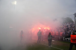 Maskerede AGF-fans med romerlys på Ceres Park Vejlby.