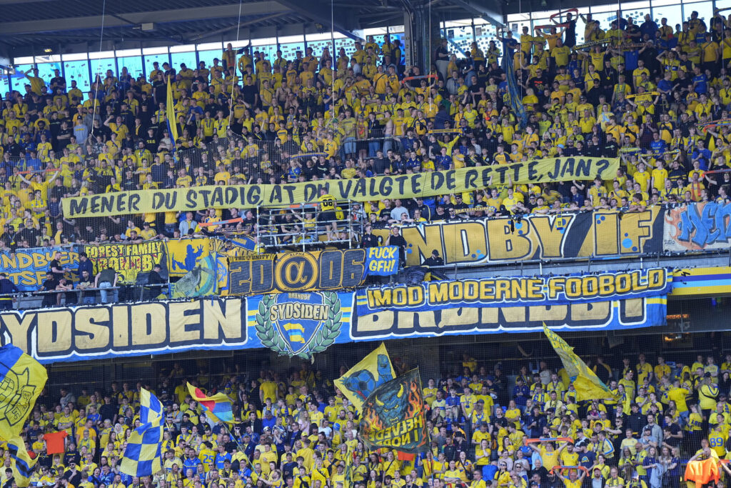 Brøndby-fans med banner.