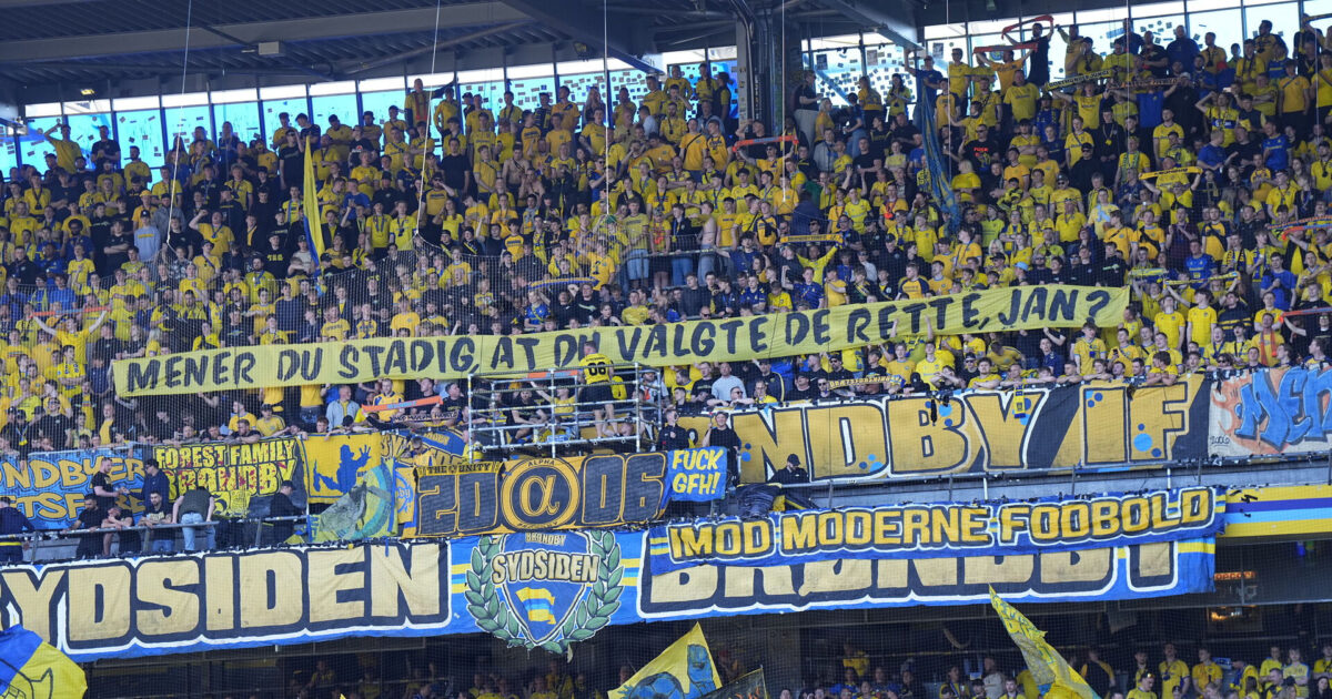 Brøndby-fans skyder med skarpt mod GFH Foto: Sebastian Elias Uth/Ritzau Scanpix