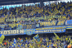Brøndby-fans med banner.