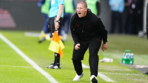 Mike Tullberg råber ude på sidelinjen.