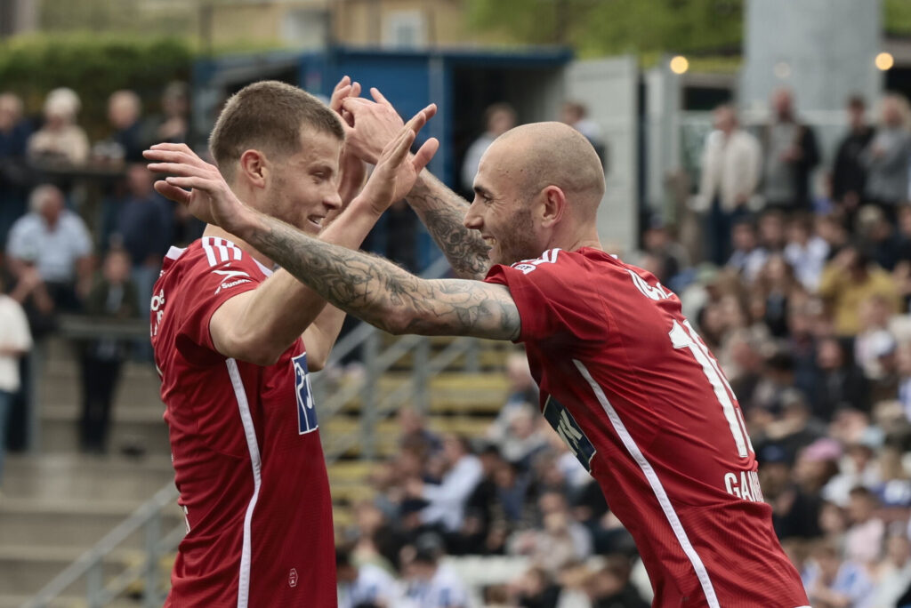 Jens Martin GAmmelby jubler med Pedro Ganchas.