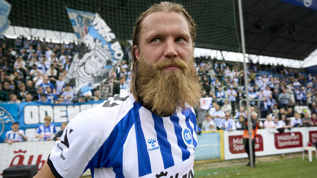 Bjørn Paulsen står med ryggen til fansene.