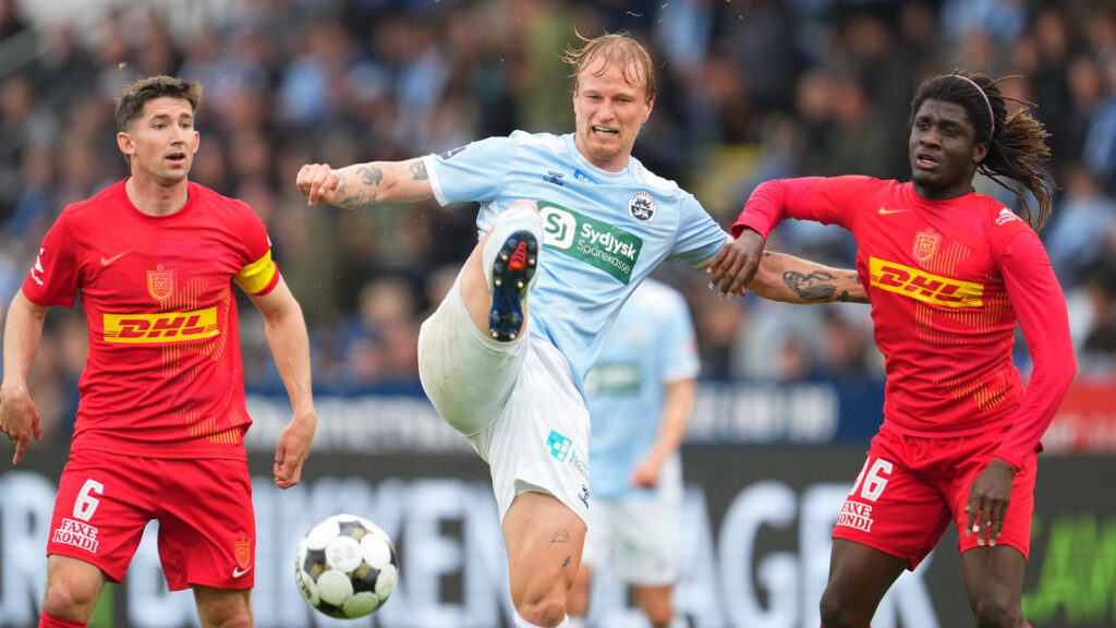 Sønderjyskes Magnus Jensen i duel med FC Nordsjællands Caleb Yirenkyi