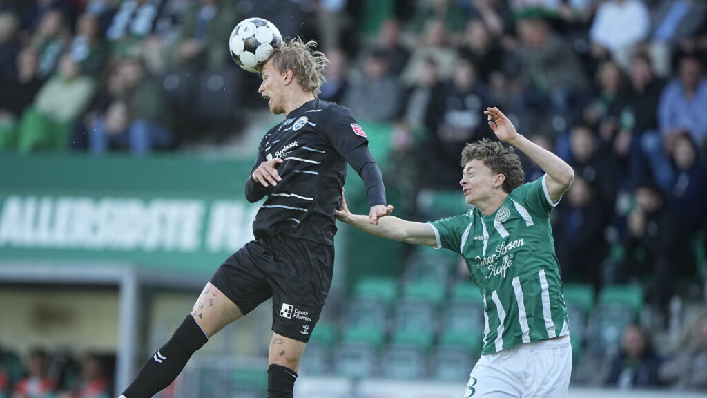 Magnus Jensen header til bolden.