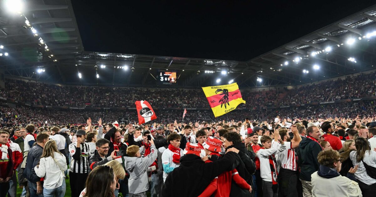 Vilde scener efter slutfløjt: Fans invaderede banen Foto: Silas Stein/AFP/Ritzau Scanpix