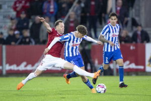 Markus Jensen forsøger at fastholde bolden mod Vejle Boldklub.