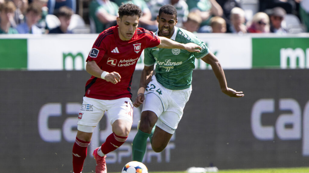 Dimitris Emmanouilidis dribler i en kamp for Vejle