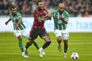 Jean Manuel Mbom i kamp for Viborg.