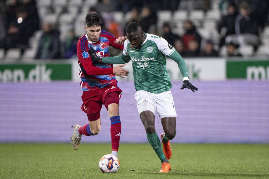 Alassana Jatta i kamp for Viborg mod FCK.
