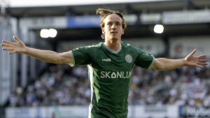 Viborgs Mads Søndergaard med armene ud til hver sin side.