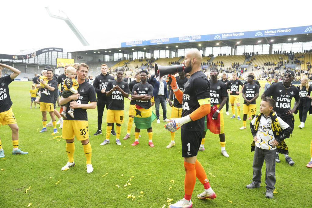 AC Horsens som fejrer sin oprykning til Superligaen efter kampen mod Kolding