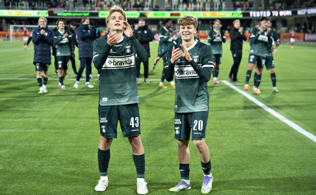 Oskar Haugstrup og Tomas Oli Kristjansson klapper.
