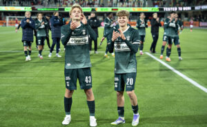 Oskar Haugstrup og Tomas Oli Kristjansson klapper.