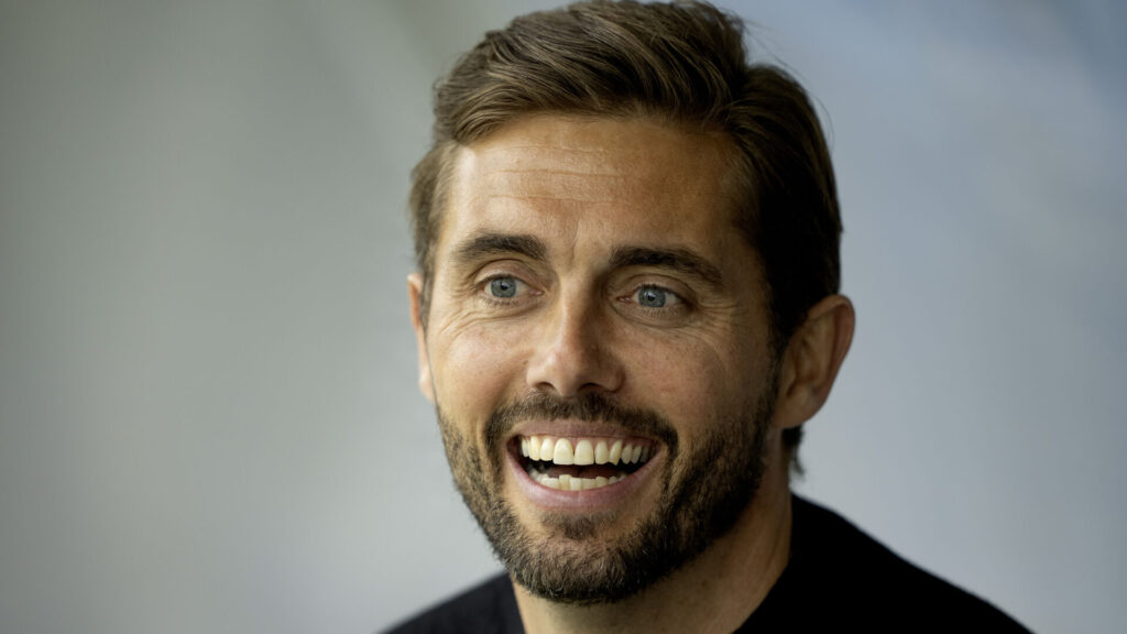 AGF-cheftræner Jakob Poulsen med et stort smil.