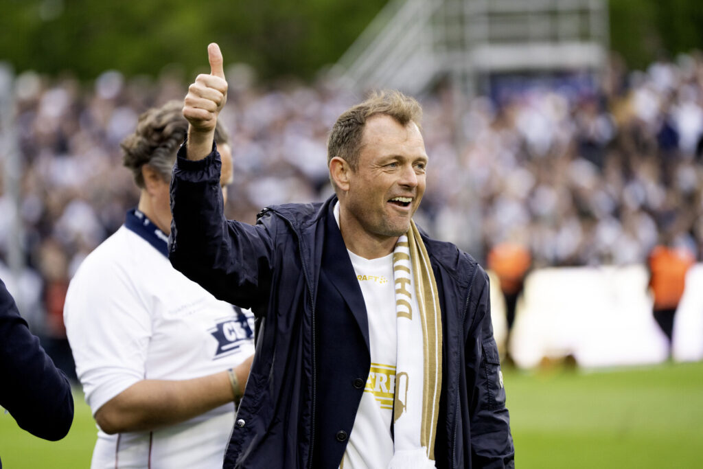 AGF-direktør Jacob Nielsen med en tommelfinger i vejret.