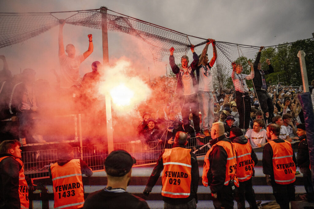 AGF's fans med pyroteknik.