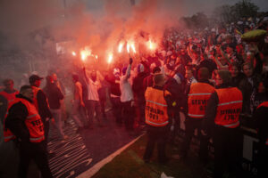 AGF-fans med pyroteknik.