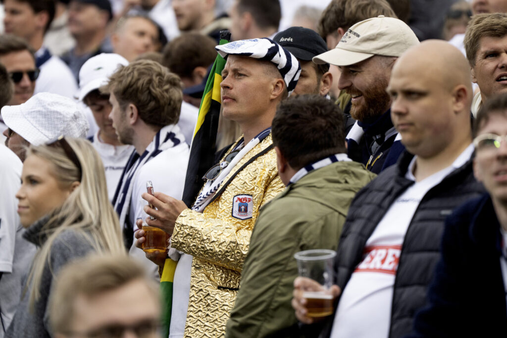 AGF-fan i guldhabit til den sidste kamp i guldsæsonen 25/26.