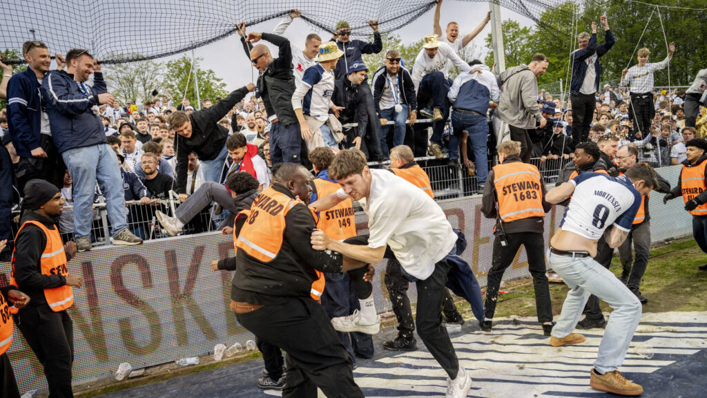 AGF-fans prøver at komme på banen.