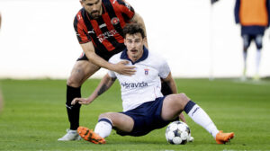 AGF's Janni Serra i duel med FC Midtjyllands Martin Erlic