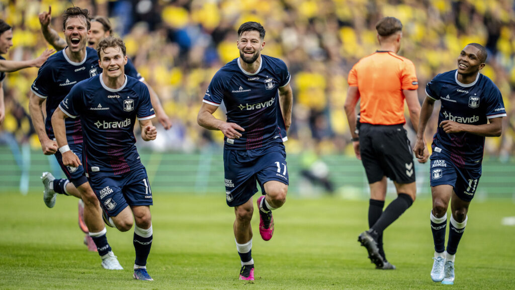 AGF-spillere jubler efter scoring.