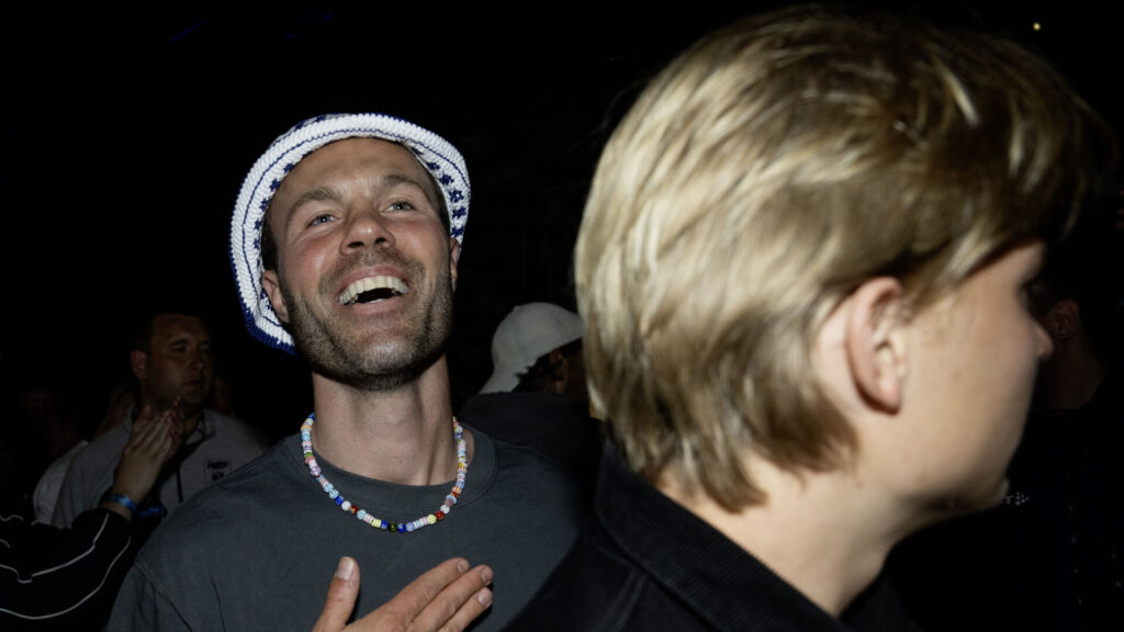 Patrick MOrtensen med et stort smil og en AGF-gul-bøllehat på hovedet.