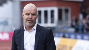 Stig Inge Bjørnebye med et skævt smil i Aarhus.