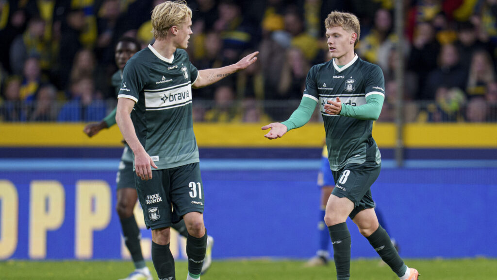 Tobias Bech og Sebastian Jørgensen giver high five.