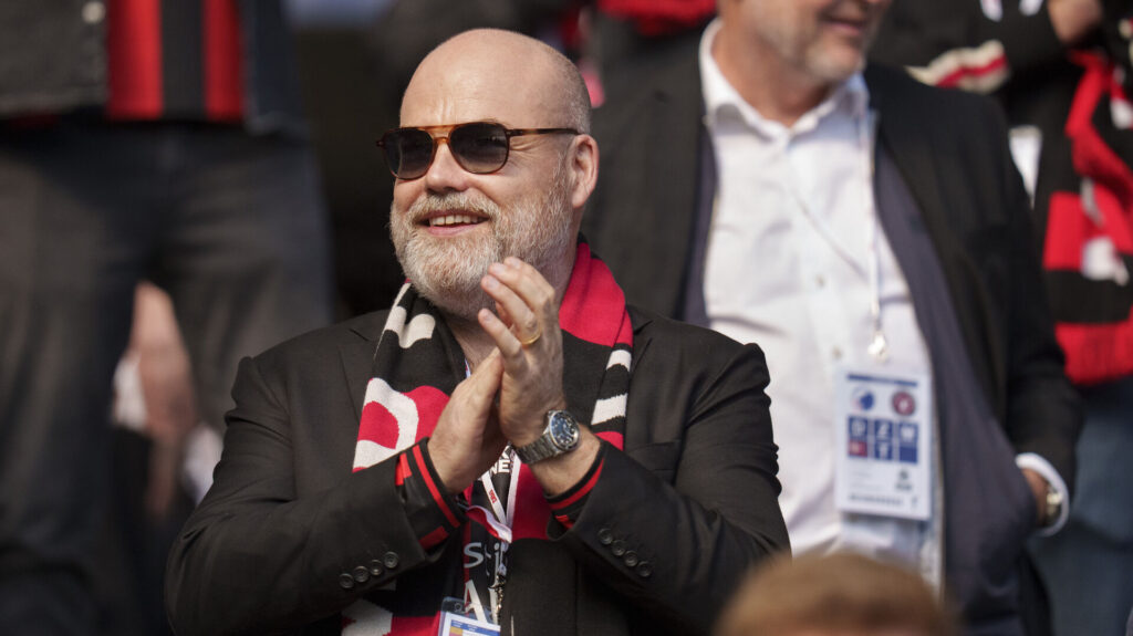 Anders Holch Povlsen klapper i hænderne
